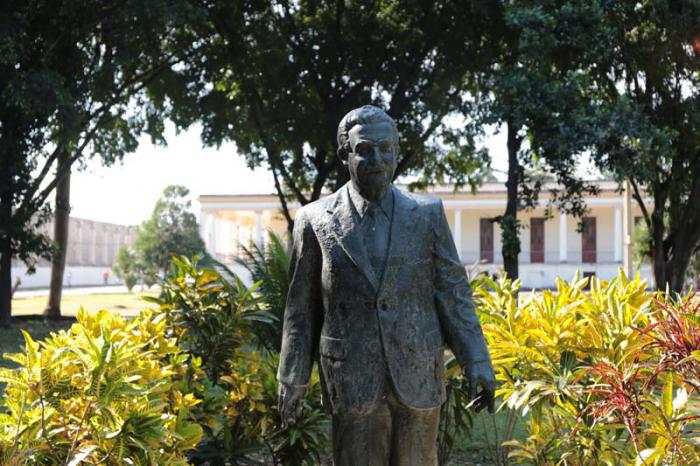 Salvador Allende tiene dos monumentos en Cuba. En la foto, el que admiramos en el hospital que lleva su nombre, en la antigua Covadonga, en el Cerro capitalino