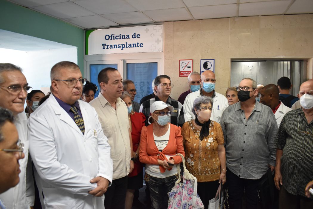 Develan tarja en homenaje al Doctor Sergio Antonio Rabell Hernández en hospital Calixto García