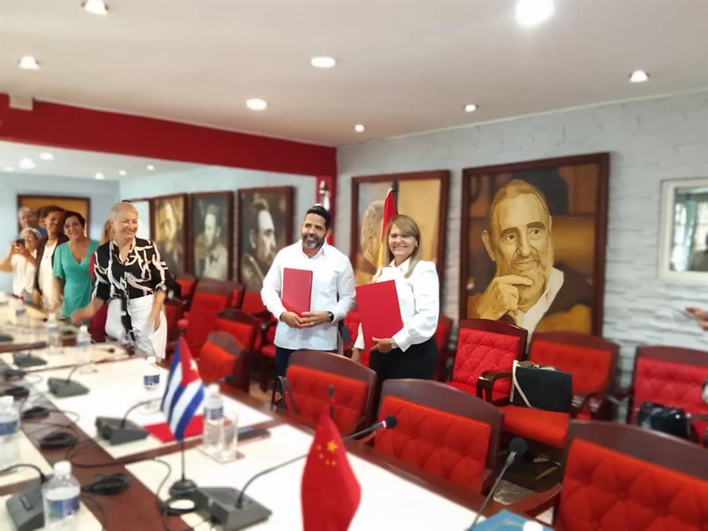 Constituyen China y Cuba nueva empresa mixta de calzado, artículos y textiles