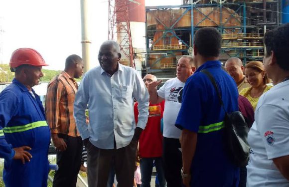 Visita Esteban Lazo termoeléctrica Antonio Guiteras, de Matanzas