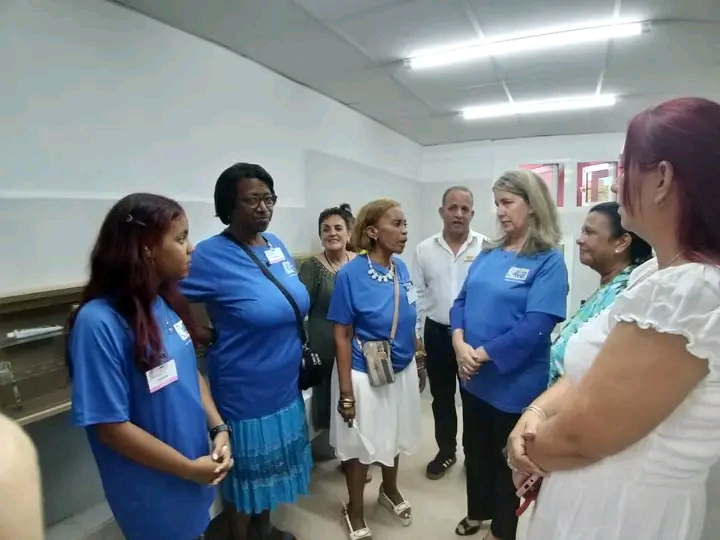 Ministra de Educación visita centros educativos en La Habana en el segundo día del curso escolar 2025-2026