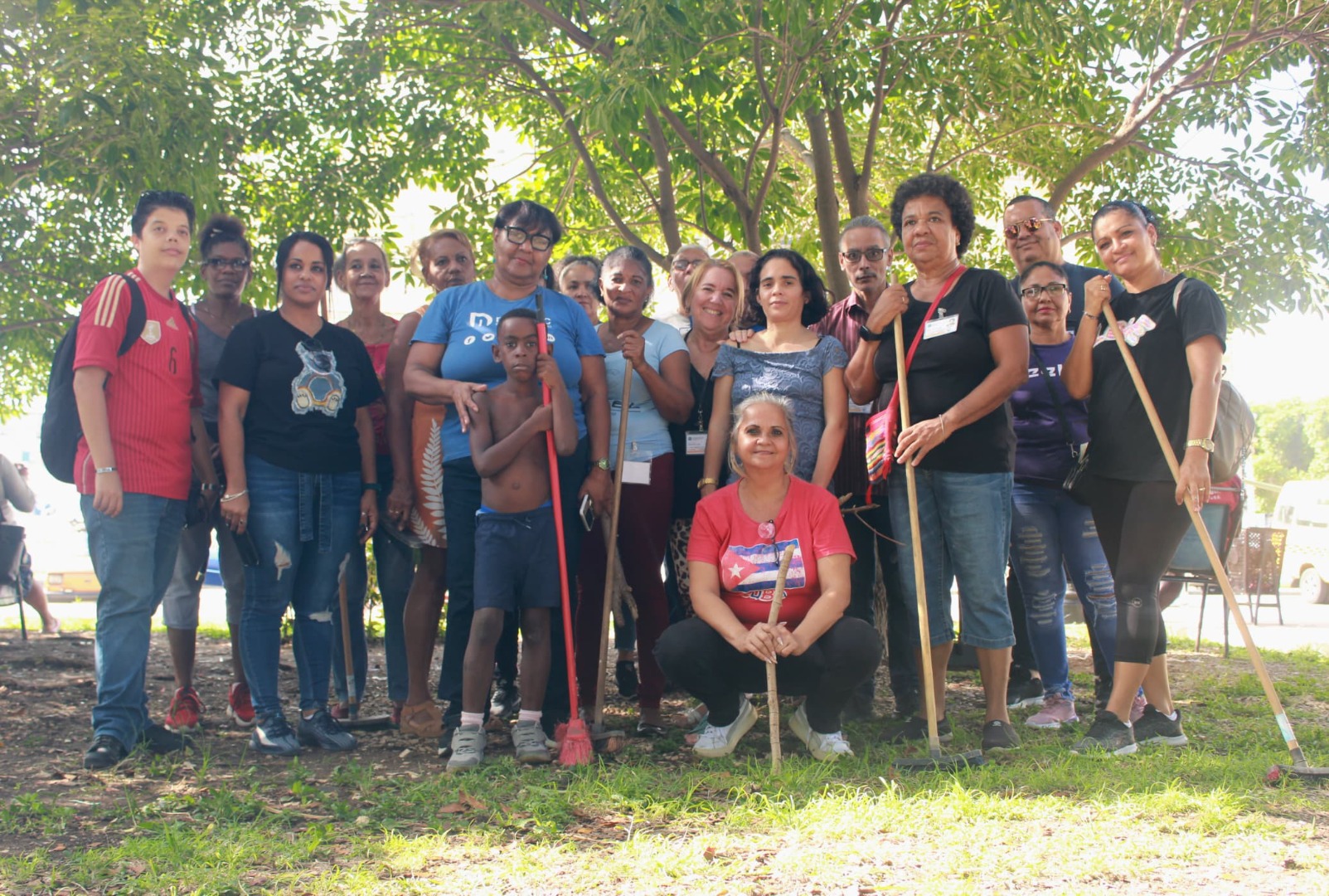 Trabajadores del gobierno de La Habana realizan jornada de labor voluntaria en parque 13 de Marzo