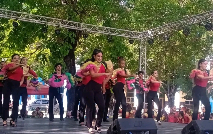 Son, color y fantasía embellecen el parque El Curita en homenaje a la cultura cubana