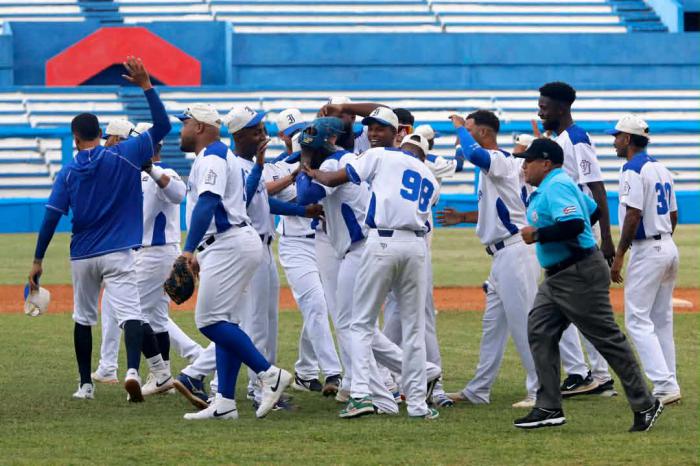 Alegría en La Habana, Industriales a un zarpazo de la semifinal beisbolera. Foto: