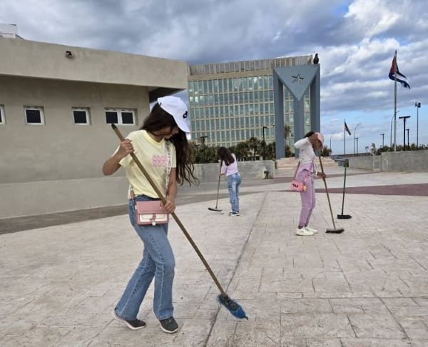 Estudiantes habaneros realizan jornada de limpieza en emblemático espacio de la capital