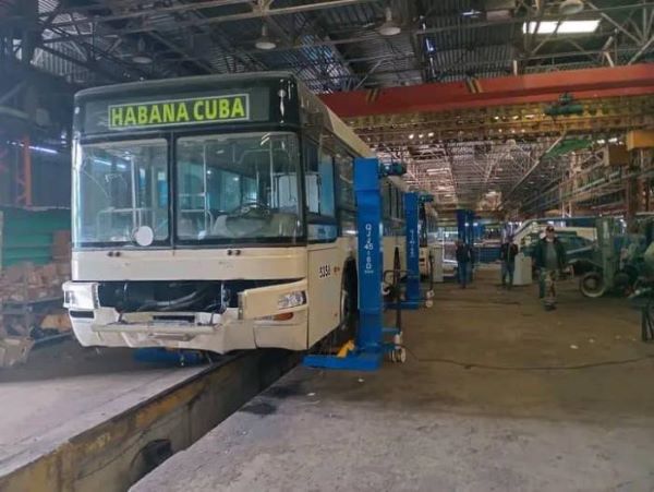 Avanza programa de reparación de 100 ómnibus destinados a La Habana