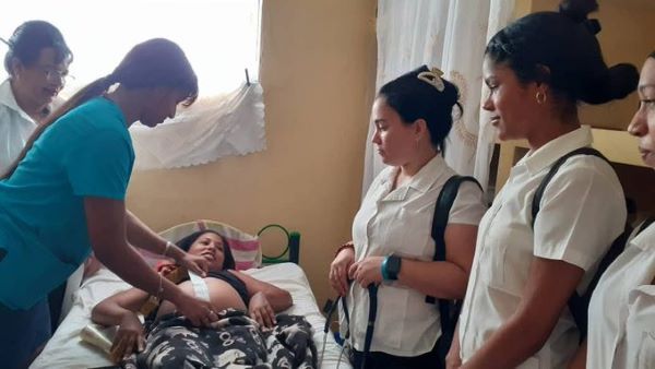 Apoyo al PAMI en la capital por estudiantes de Ciencias Médicas