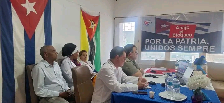 Profesionales cubanos de la salud en Mozambique analizan impacto del bloqueo estadounidense