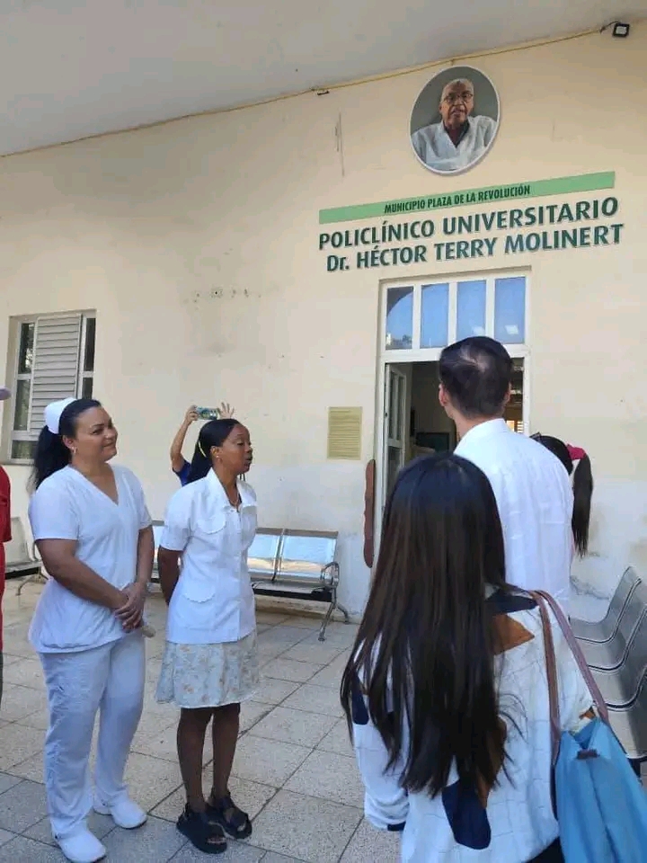 Embajador de China supervisa instalación de paneles solares en policlínicos de La Habana