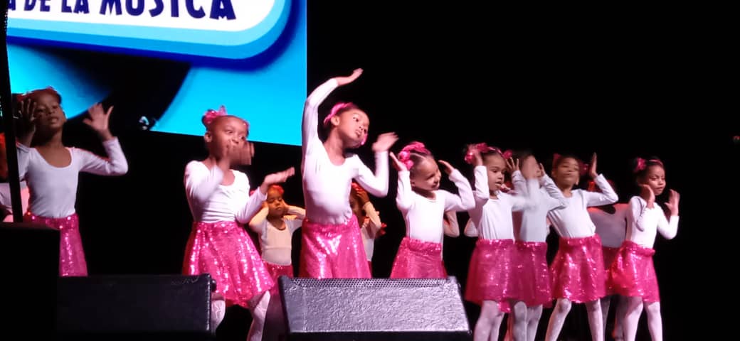 Corazón Feliz: Fiesta artística en la Casa de la Música por aniversarios de pioneros y la UJC