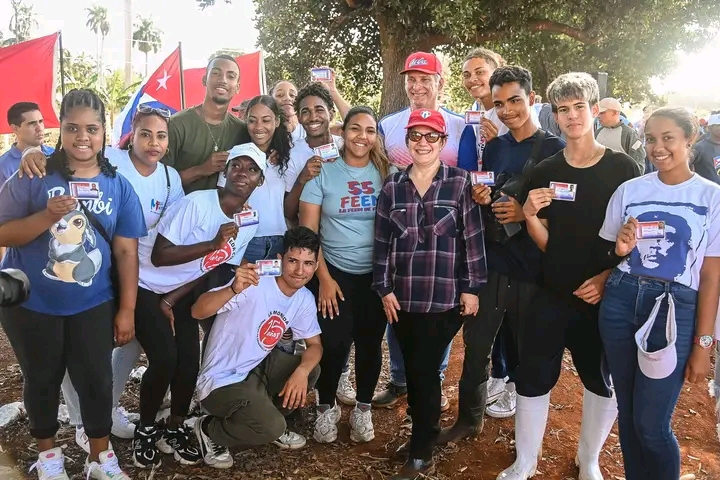 Presidente cubano encabeza jornada de trabajo voluntario por la soberanía alimentaria en Artemisa