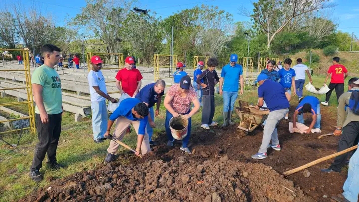 Jóvenes habaneros se suman a la producción agrícola en el organopónico de Fontanar