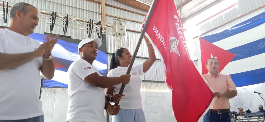Ticons recibe Bandera Colectivo Vanguardia Nacional en su aniversario 30