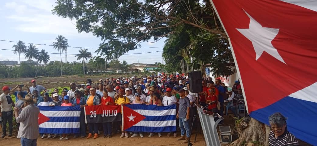 Glorias deportivas y altos funcionarios reafirman su compromiso patriótico en jornada voluntaria en el organopónico 1ro de Julio