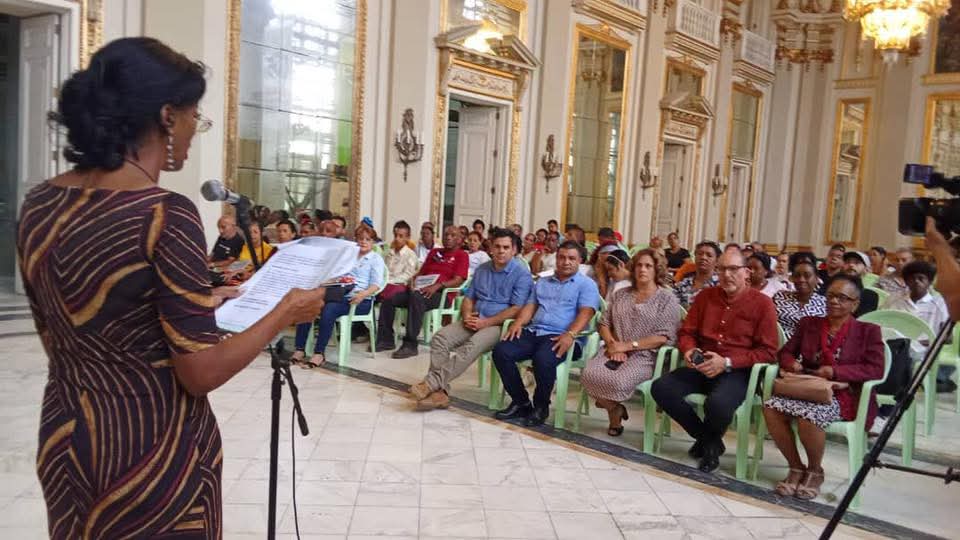 Entregan medalla Fernando Chenard Piña a trabajadores veteranos del Comercio y la Gastronomía en Cuba