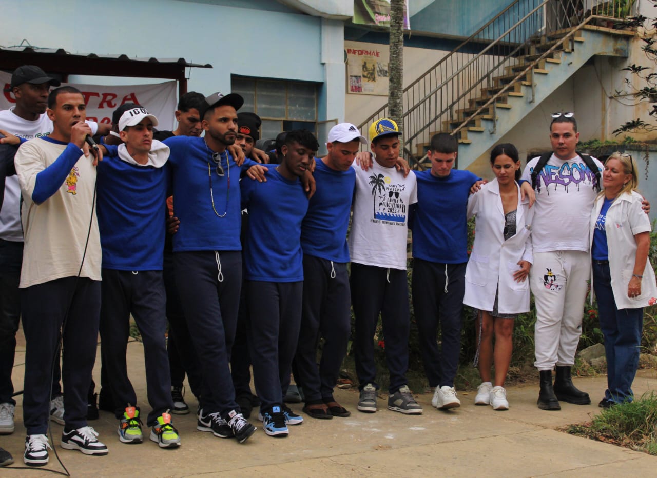 Nuevo barrio debate sobre drogas en La Coronela: prevención y testimonios marcan el encuentro