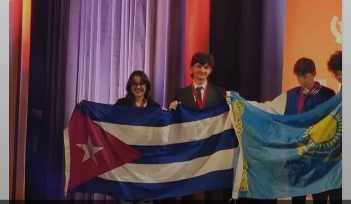 Primer Ministro cubano felicita a estudiantes por medallas de bronce en Olimpiada Internacional de Química Mendeleev