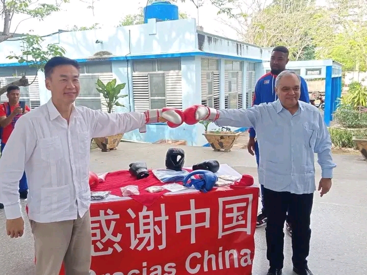 China dona implementos de élite al INDER para cinco selecciones nacionales