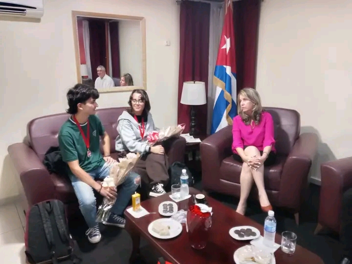 Regresan a la Isla los estudiantes premiados en la Olimpiada Internacional de Química Mendeléyev