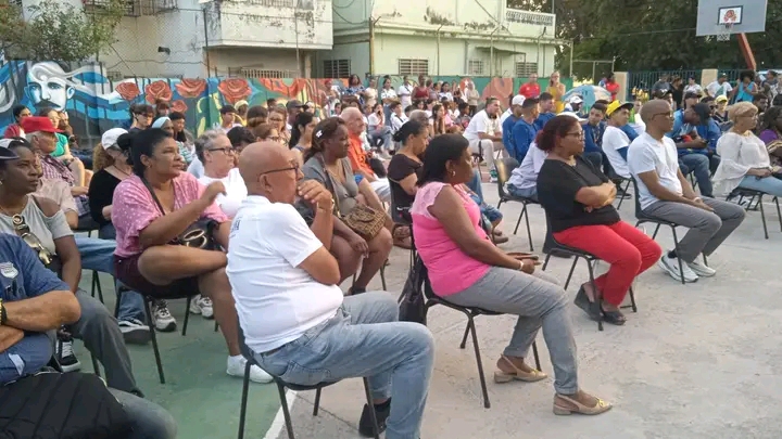 Jóvenes en recuperación alertan sobre el poder destructivo de las drogas en el barrio Debate de Diez de Octubre