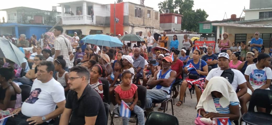 Gerardo Hernández comparte con vecinos de La Güinera en un debate donde los pequeños son protagonistas