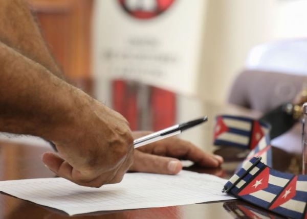 Trabajadores del deporte en Diez de Octubre se unen al movimiento Mi firma por la Patria