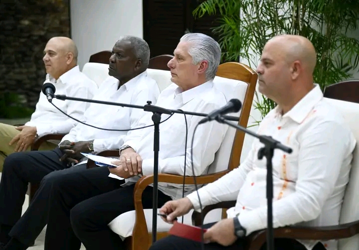 Presidente cubano Miguel Díaz Canel Bermúdez sostiene encuentro en El Laguito con trabajadores  de sectores esenciales del país en vísperas del Primero de Mayo