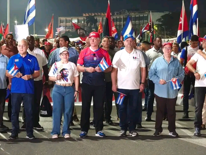 Habaneros marchan este 1° de mayo bajo el lema "La Patria se defiende" contra el recrudecimiento del bloqueo de EE.UU.