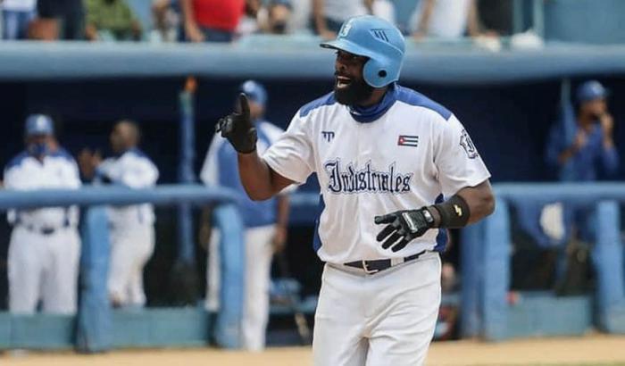 Industriales barre a Holguín y defiende su reinado en la Liga Élite de Béisbol