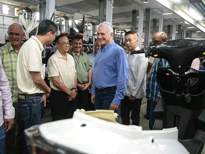 Visita de Díaz-Canel a fábrica de vehículos eléctricos: "Pensar en grande"