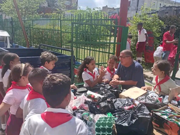 Educandos de Centro Habana protoganizan entrega de materia prima en Festival de Reciclaje