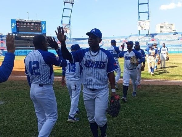Leones intocables en la cima de la IV Liga Élite de Béisbol