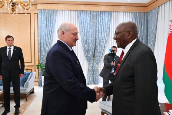 Valdés Mesa y Aleksandr Lukashenko sostienen amistoso encuentro en Kasajistán