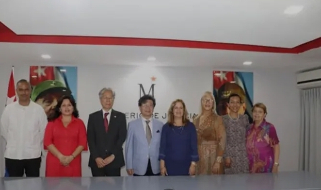 Ministra de Justicia de Cuba recibe al presidente de la Fundación Sasagawa por la Paz y al embajador de Japón