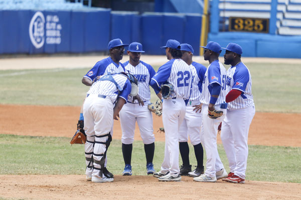 Industriales caen pero se mantienen en la cima de la Liga Elite
