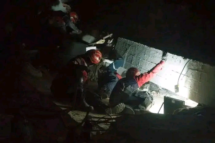 Cuba expresa solidaridad con Venezuela tras devastadores terremotos y moviliza a su personal de salud.