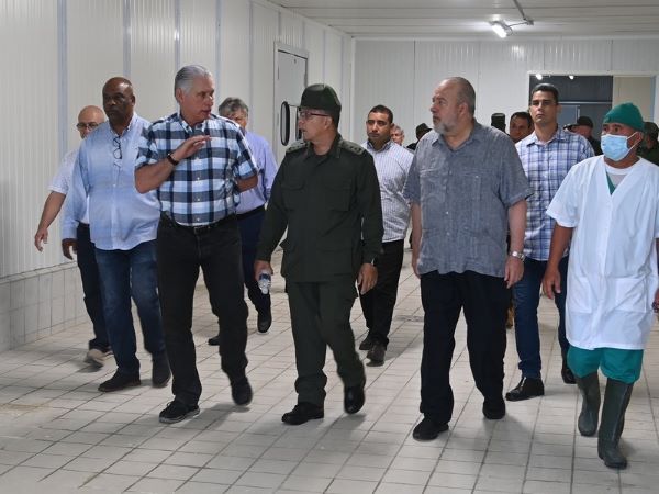 Constata Díaz-Canel novedosas soluciones energéticas y constructivas en centros industriales de La Habana