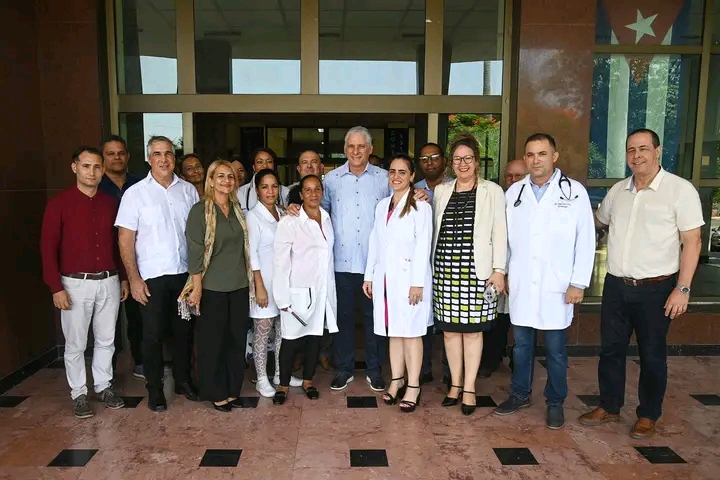 El presidente Miguel Díaz-Canel reconoce heroísmo de la Salud Pública cubana pese al bloqueo