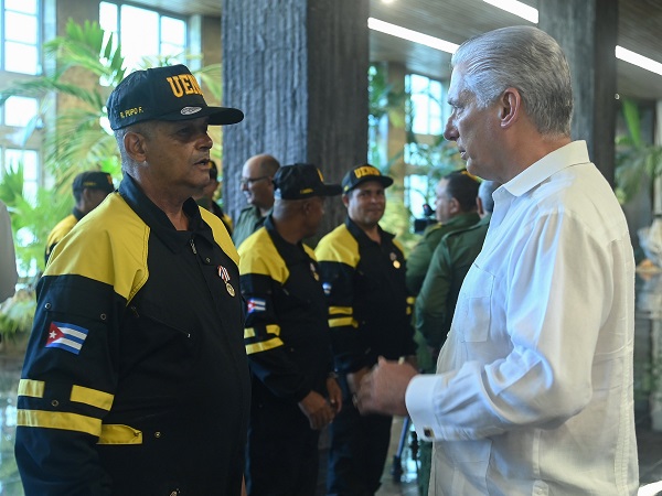 Condecora Presidente Díaz-Canel a rescatistas cubanos que ayudaron en Venezuela