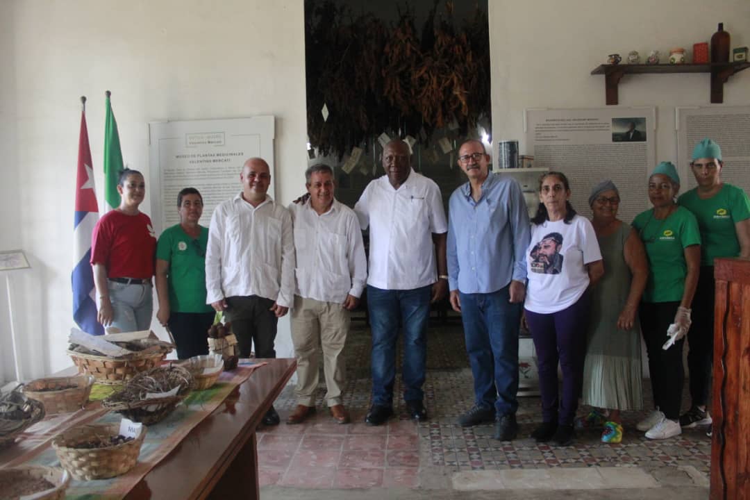 Vicepresidente cubano visitó sitio capitalino de referencia en medicina tradicional (+fotos)