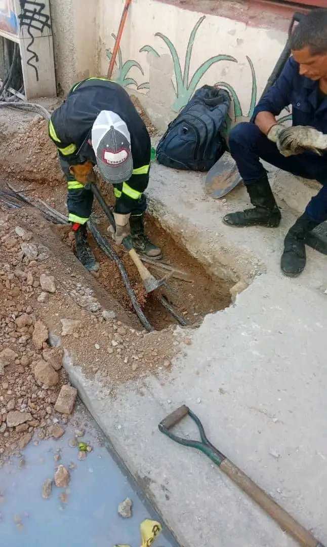 Héroes del subsuelo: la titánica labor de reparar la red eléctrica bajo tierra en Centro Habana