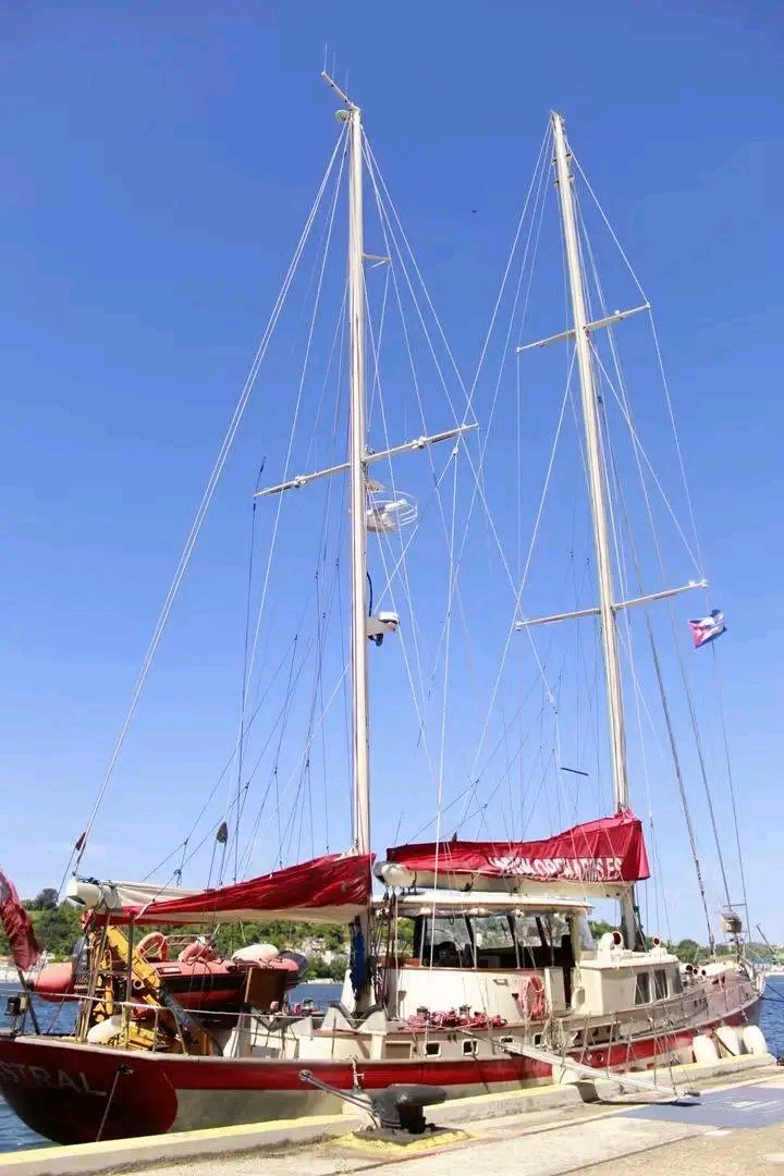 Llega a La Habana el velero Astral con donaciones médicas para hospitales cubanos