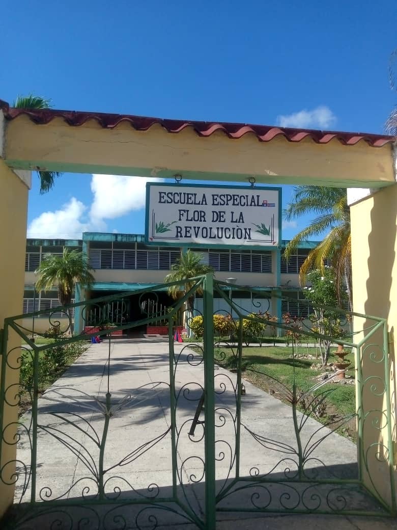 Marcha bien presente curso docente  en la escuela especial "Flor de la Revolución", del habanero municipio La Lisa
