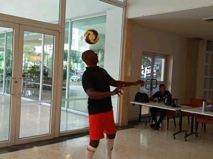 Erick Hernández rompe su propio récord de toques con balón de fútbol en una hora