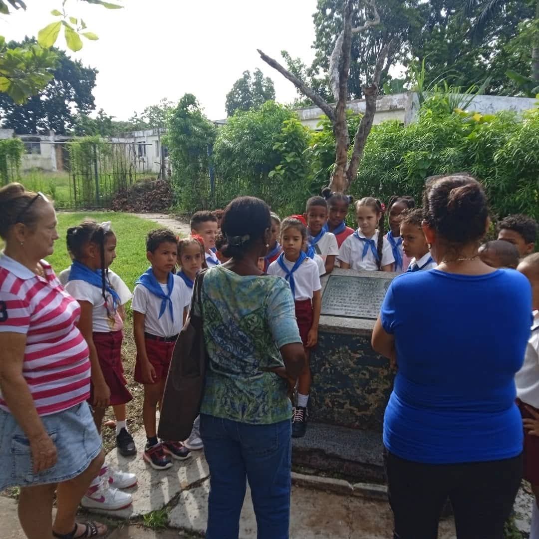 Estudiantes de primaria de Arroyo Naranjo rinden homenaje cultural al mártir que da nombre a su escuela