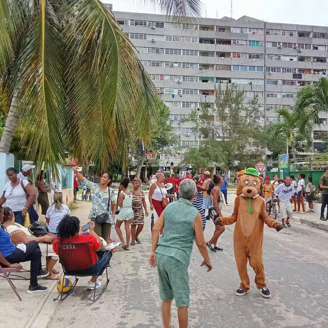 En Plaza de la Revolución, la cultura transforma y el barrio se viste de conga