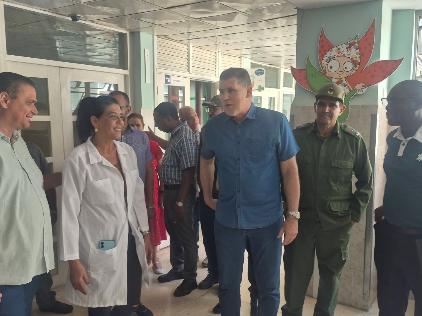 Recibe el Hospital Pediátrico "Juan Manuel Márquez" visita del Viceprimer Ministro y titular del MINCEX