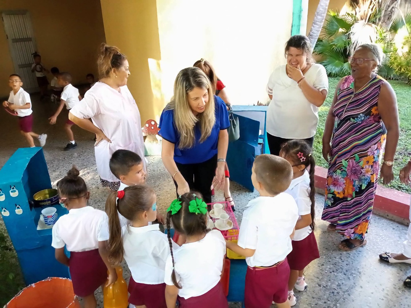 Ministra de Educación visitó escuela especial Flor de la Revolución y destaca resiliencia de su colectivo