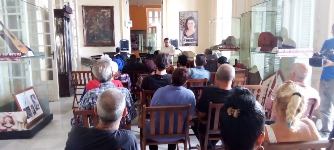 Lester Lez rinde homenaje a la Cultura Cubana en el Museo Nacional de la Música