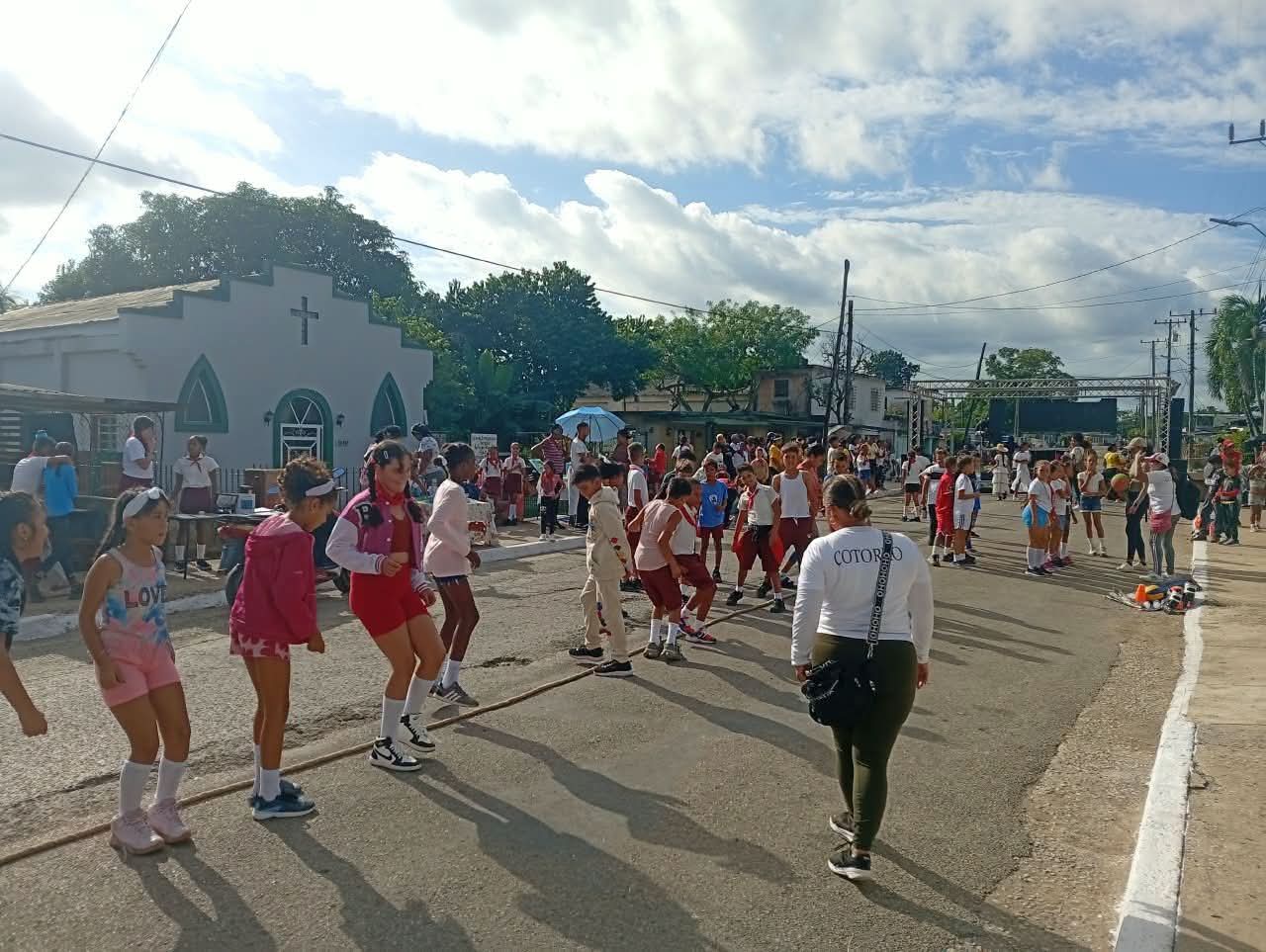 Pioneros y Jóvenes protagonizan actividad comunitaria en el Consejo Popular Cuatro Caminos